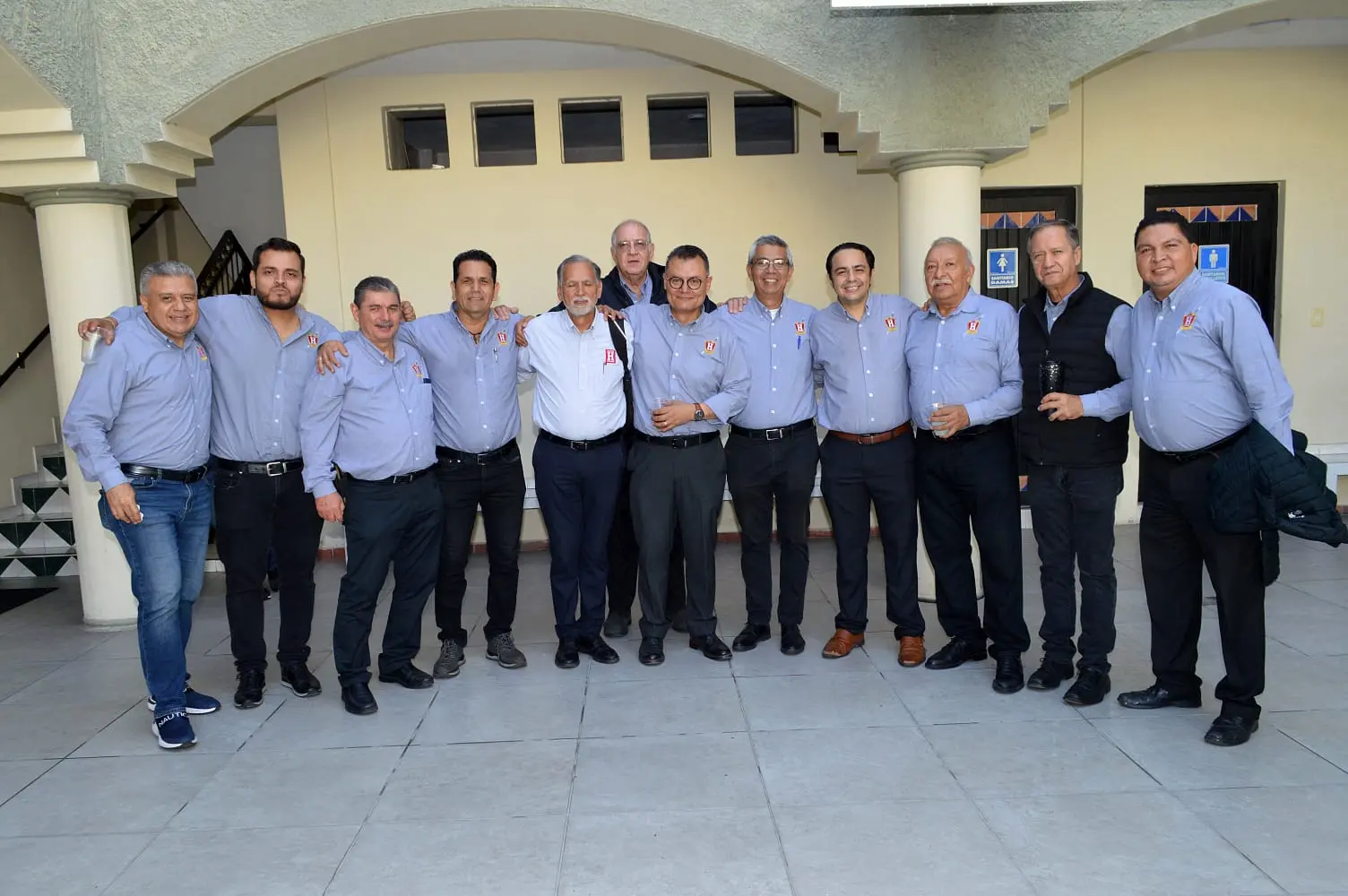 Grupo de hombres reunido en Factor Hombre