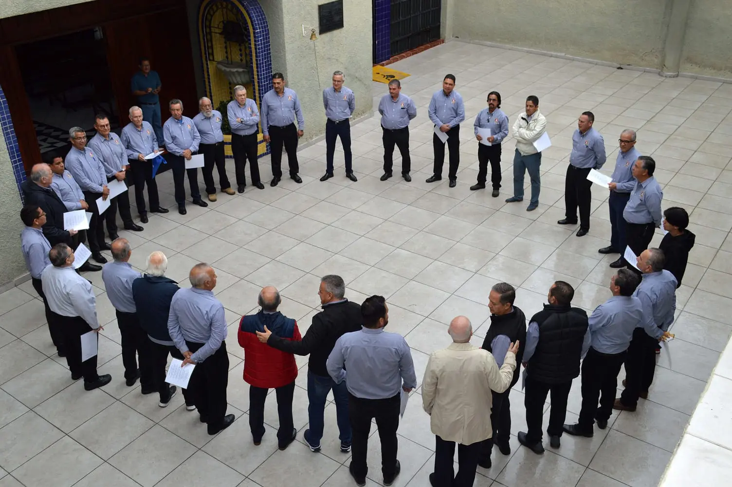 Hombres reunidos en círculo